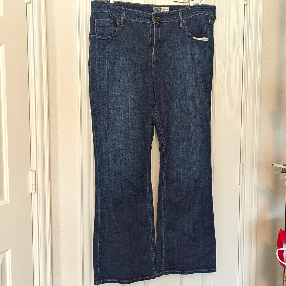 Womens Signature by Levi dark Blue bootcut jeans, Size 18M